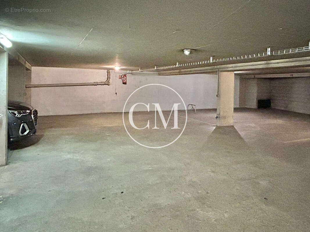 Parking à PARIS-17E