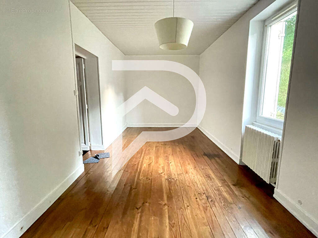 Maison à SAINT-GERMAIN-DU-SALEMBRE