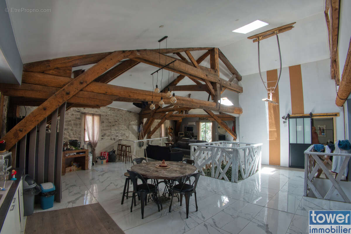 Maison en pierre intégralement restaurée - 166 m2 - 5 pièces + soub. aménagé 162 m2 - Jardinet + Terrasse - photo 3