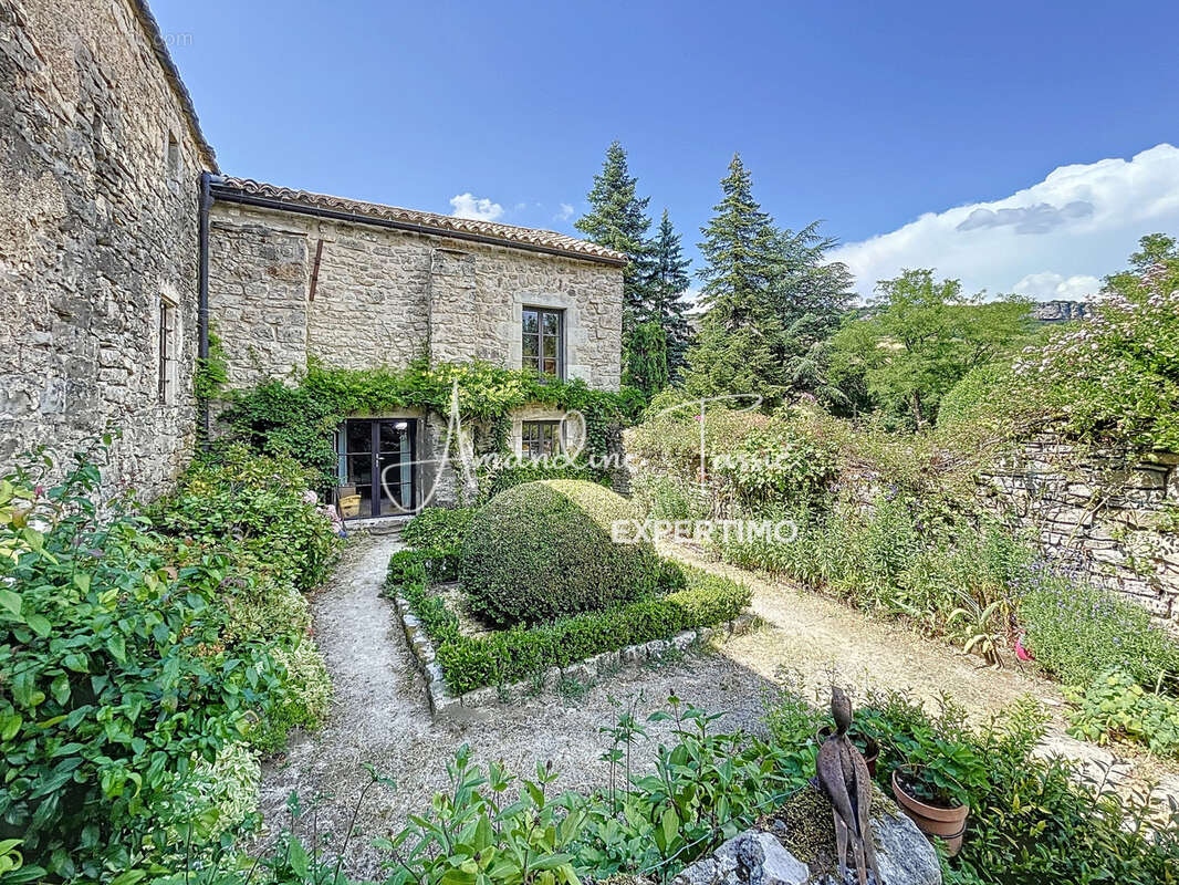 À vendre   Ancien prieuré du XIVe siècle entièrement rénové   Larzac, charme et autonomie - photo 3