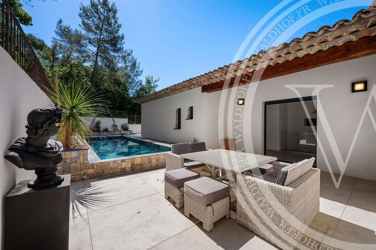 Maison à ROQUEFORT-LES-PINS