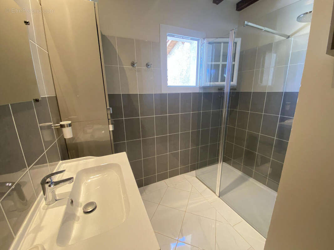 SALLE D'EAU - Maison à MONTMOREAU-SAINT-CYBARD