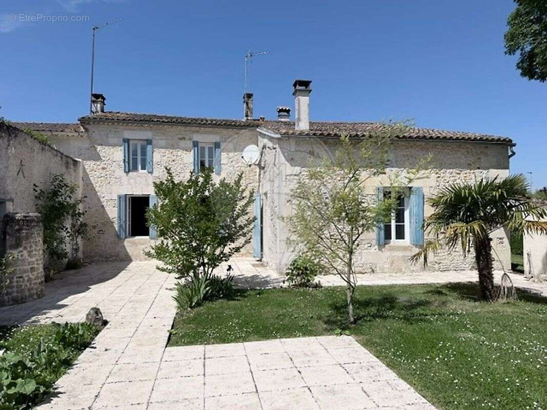 Maison à CHAILLEVETTE
