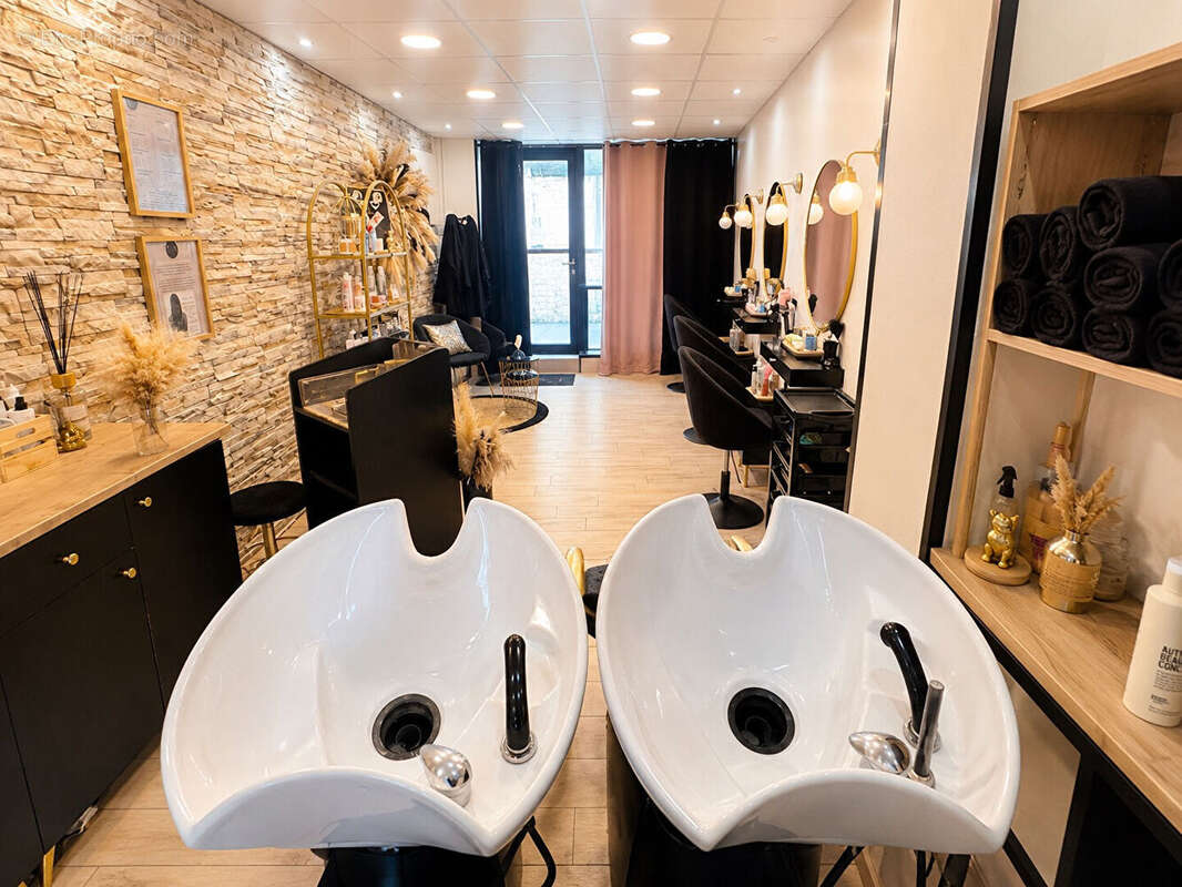 ST PRIEST - Fond de Commerce salon de coiffure / Appartement / Garage - photo 3