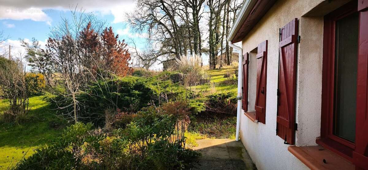 Maison individuelle récente avec garage et magnifique terrain arboré de 2000 m² - photo 12