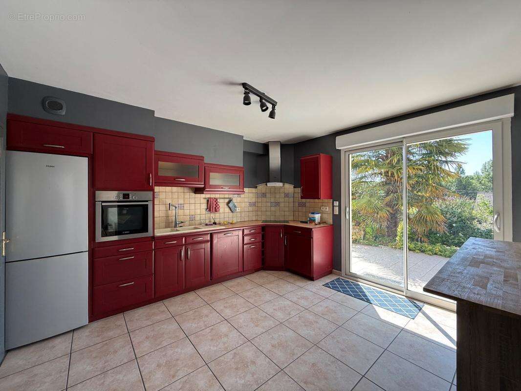 Maison 213 m² à Saint-Epain  - photo 3