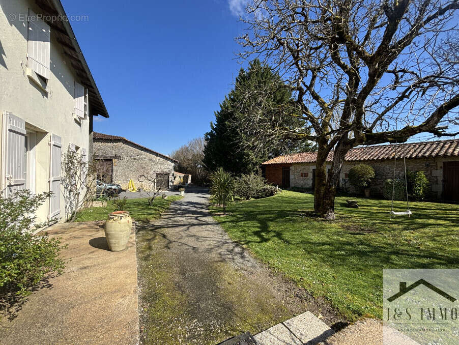 Maison à SAINT-COUTANT