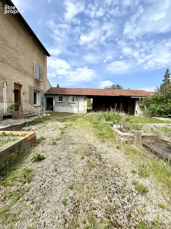 Centre de Craponne, maison individuelle à rénover avec dépendances sur terrain de 800m2. - photo 3
