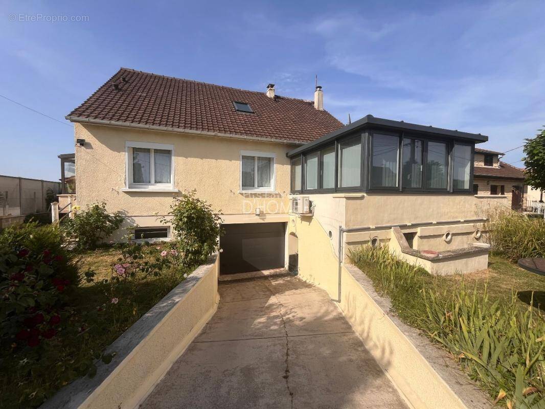 Maison à CLOS-FONTAINE