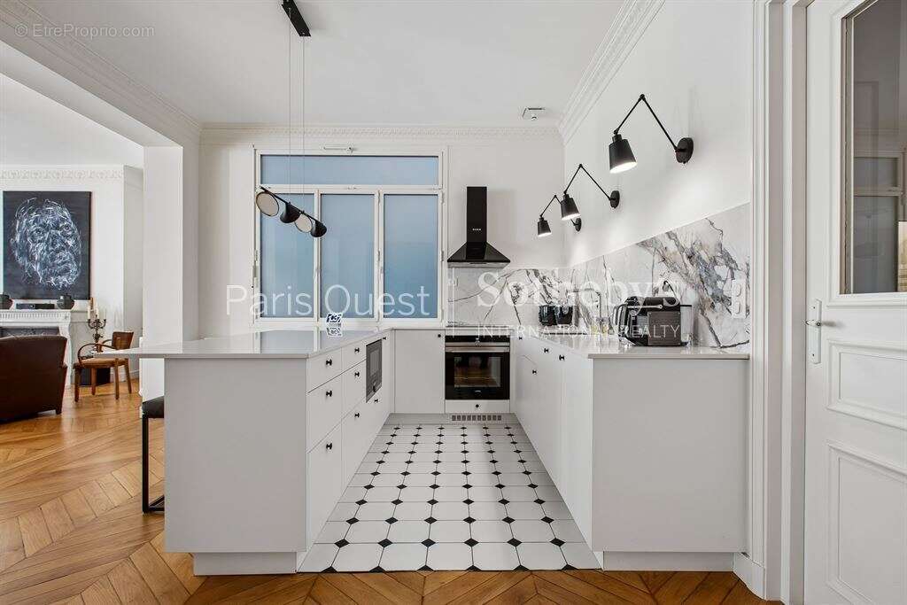 Appartement à PARIS-16E