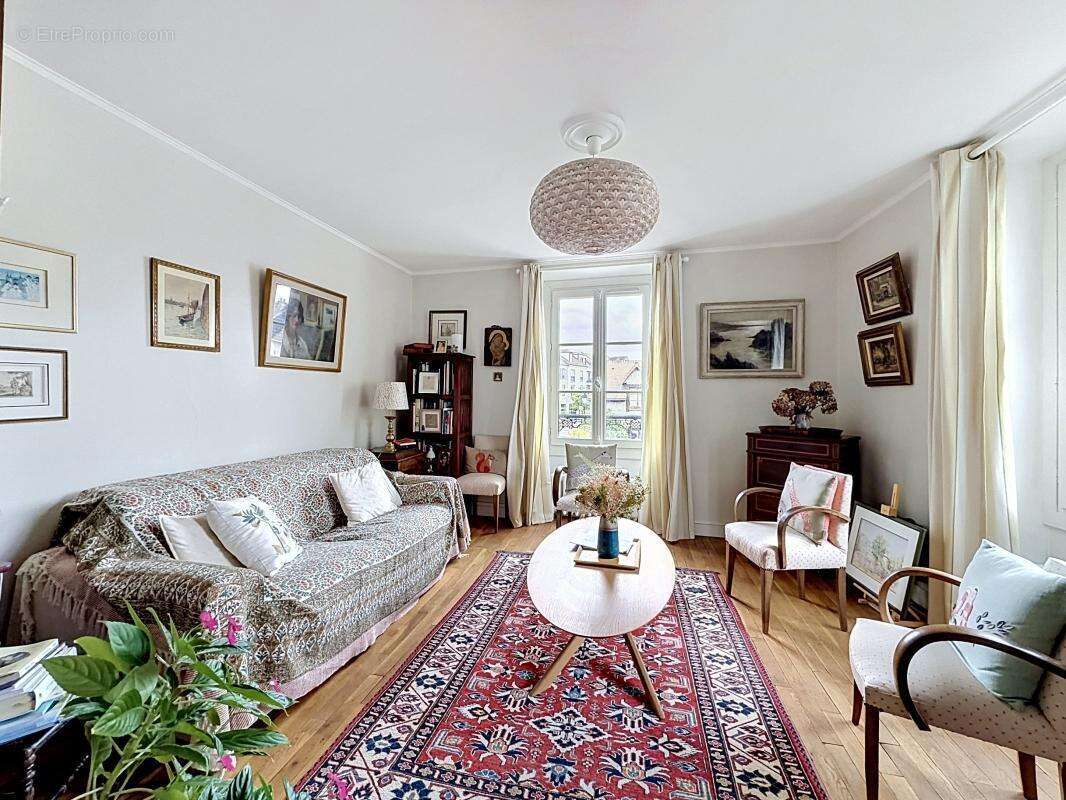 Maison à VOISINS-LE-BRETONNEUX