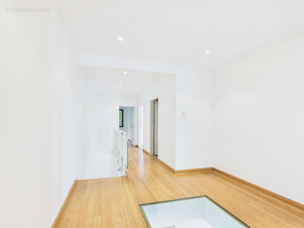 LUCINGES - Maison d'architecte contemporaine de 7 pièces avec piscine. - photo 18
