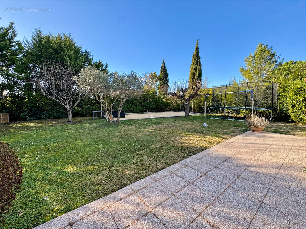 Éguilles   Belle propriété familiale avec dépendances, piscine et double garage. - photo 12