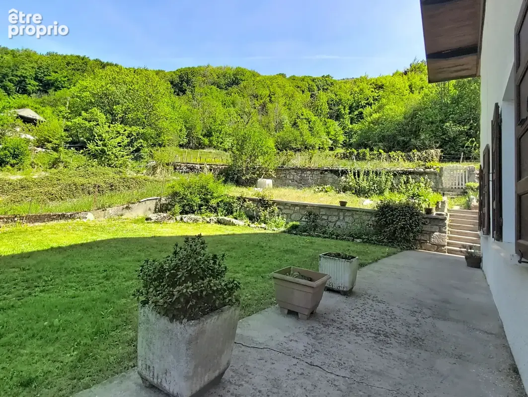 Entre Annecy et Aix-les-Bains,  maison familiale avec jardin, dépendances et beau potentiel - photo 9