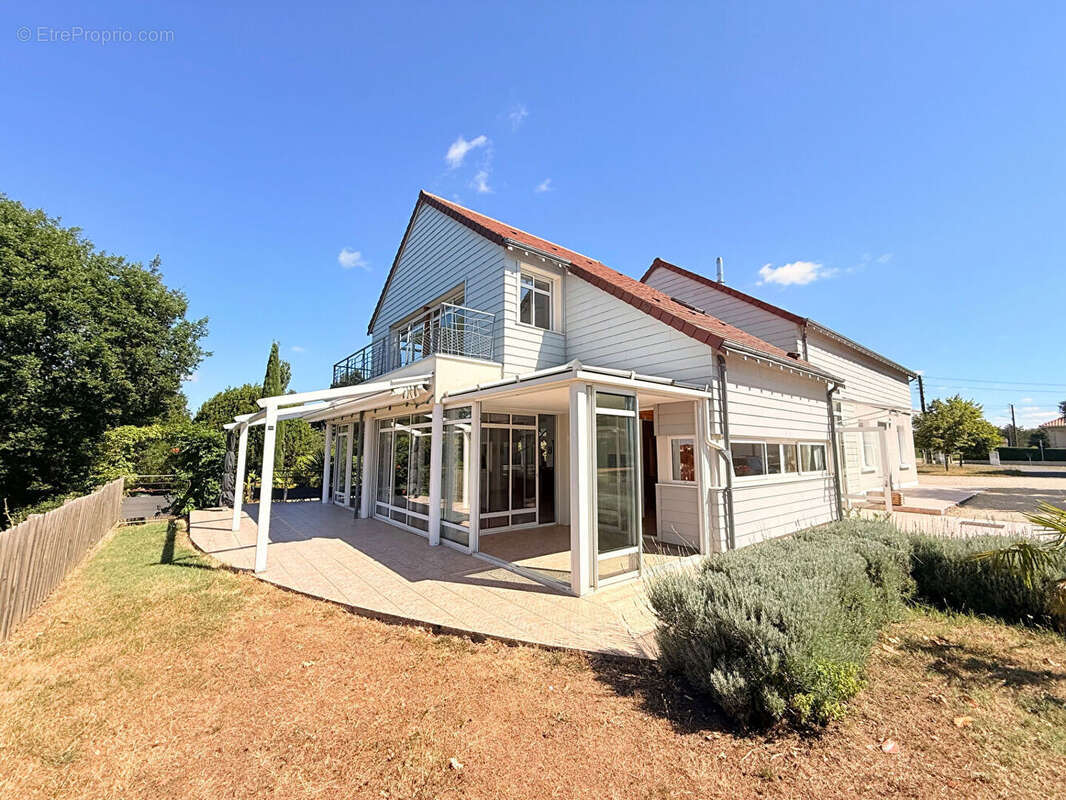 Maison 282 m² à Montmorillon  - photo 2