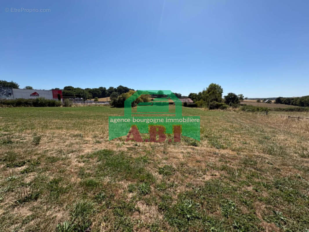 58, Exclusivité agence - Terrain constructible à Corbigny 2331m2. - photo 3