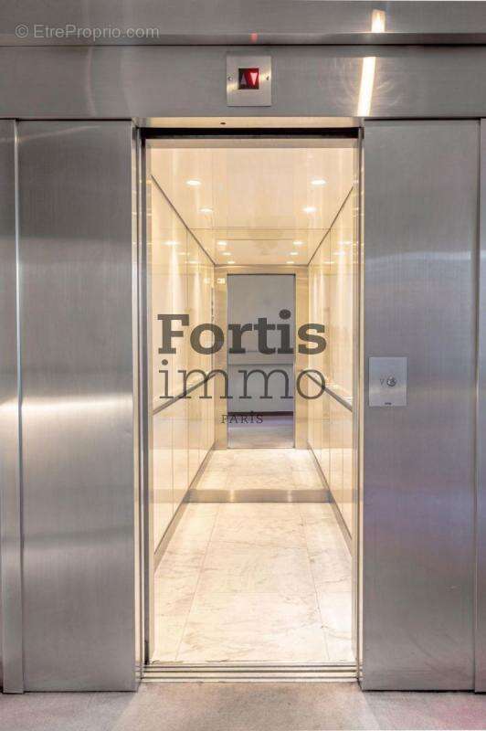 Appartement à PARIS-8E