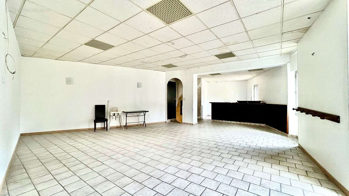 Immeuble  avec local commercial et appartement à  Bédarrides - photo 8