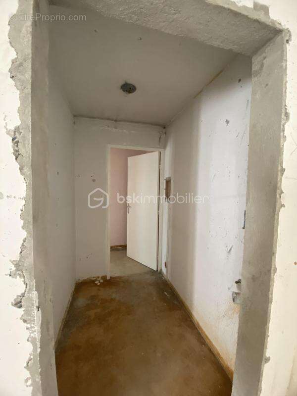 SAINT-CHRISTOL ((84) -  Créez votre T2 sur mesure ! Plateau sous forme d'appartement de 68 m² env. situé au 1er étage avec ascen - photo 11