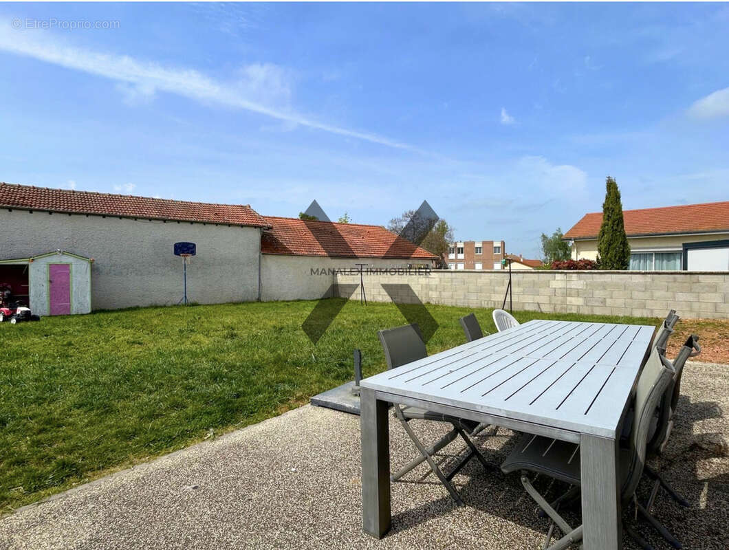 Maison à SAINT-GERMAIN-LESPINASSE