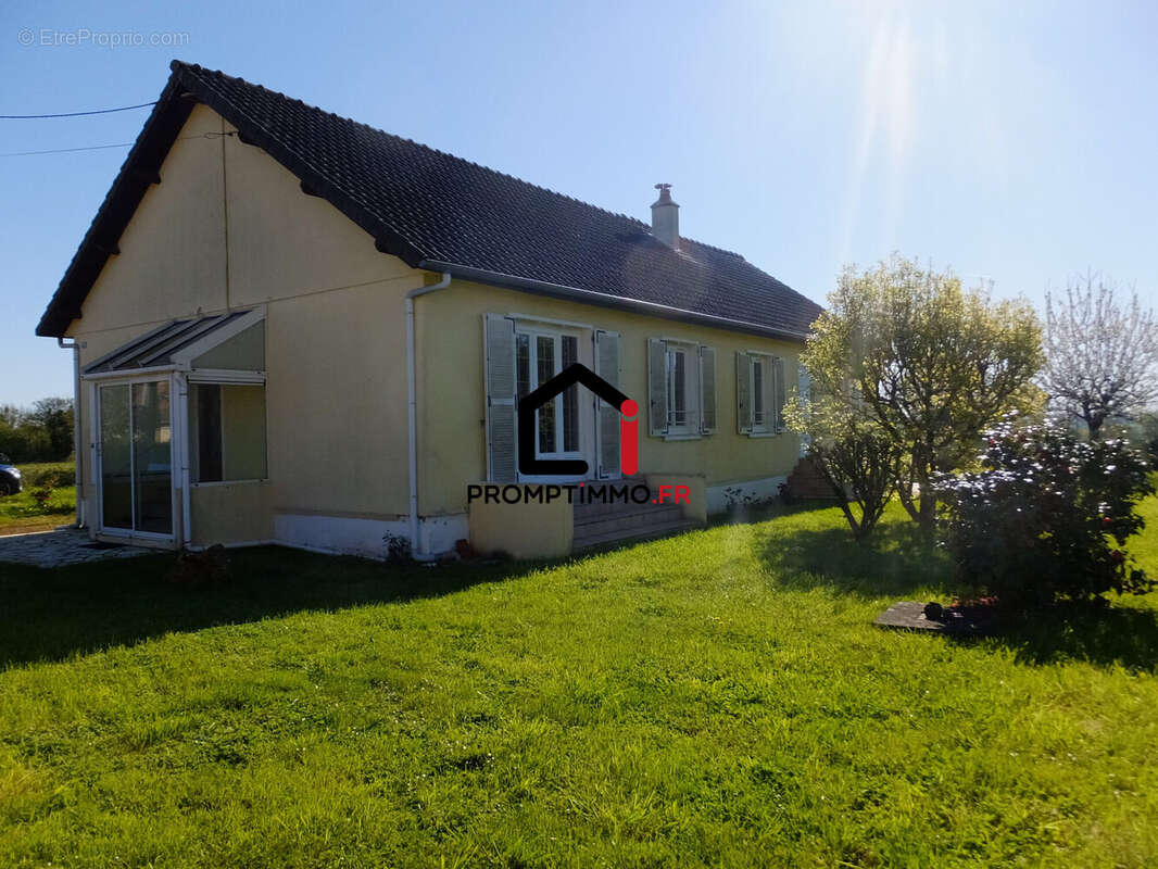 Maison à AINAY-LE-CHATEAU