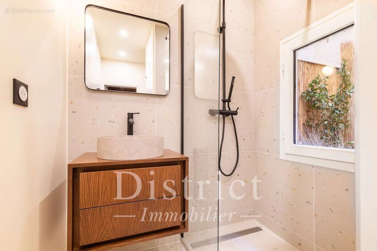 Hôtel de Ville - Rambuteau / Appartement rénové de 45 m² avec terrasse - photo 7