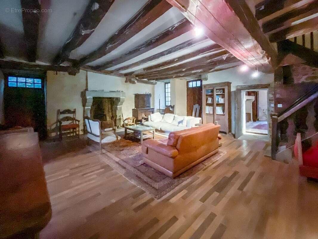 Prieuré du XVe siècle comportant un manoir, une maison d'habitation et une grange - photo 2