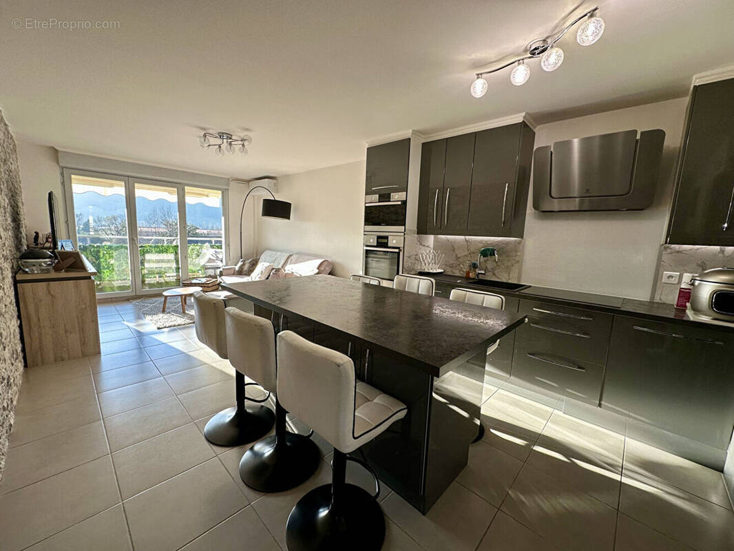 Appartement à LA ROQUETTE-SUR-SIAGNE