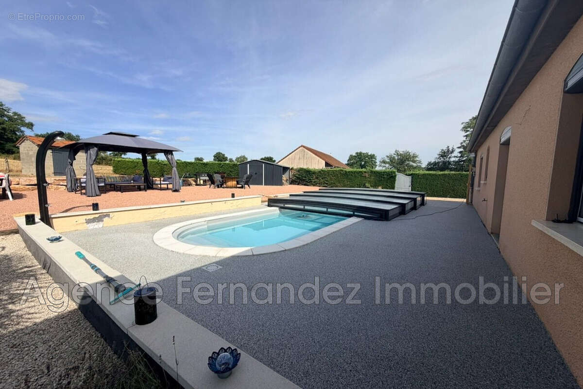 Maison 160 m² à Saint-Yan  - photo 4