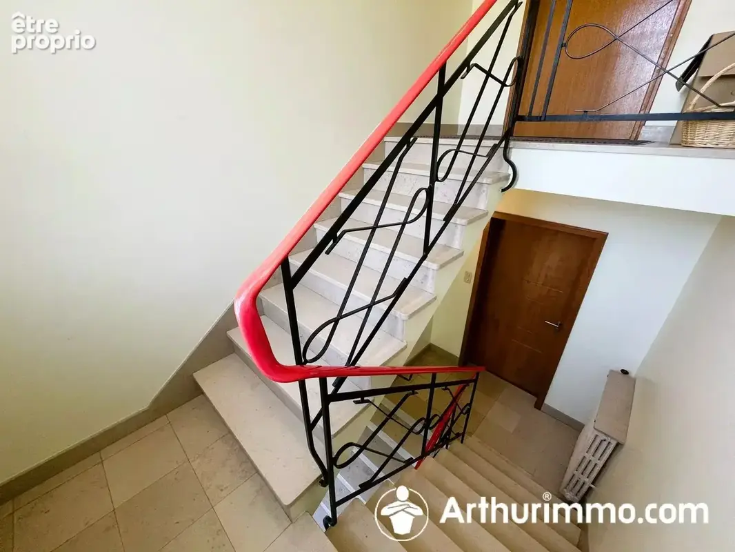 Maison avec 2 appartements de type F4, 14 ares de terrain, proche commerces et frontière SUISSE. - photo 3