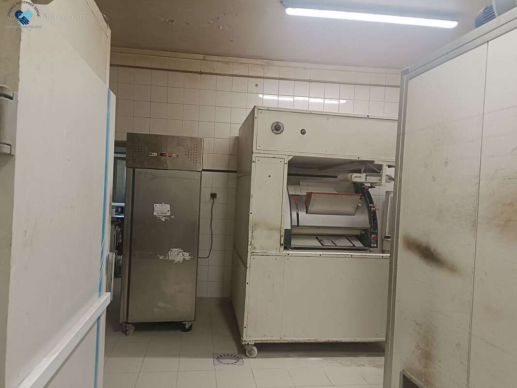 Commerce 150 m² à Cuxac-D'aude  - photo 3