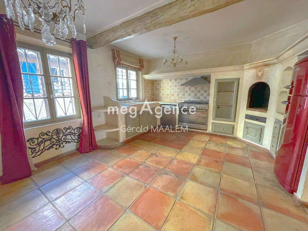 Maison de Maître de 231m² avec garage et terrasse à Cogolin - photo 11