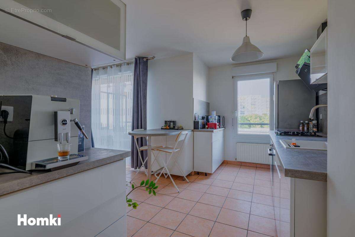 VÉNISSIEUX – T3 lumineux avec terrasse, cave et garage en supplément - photo 4