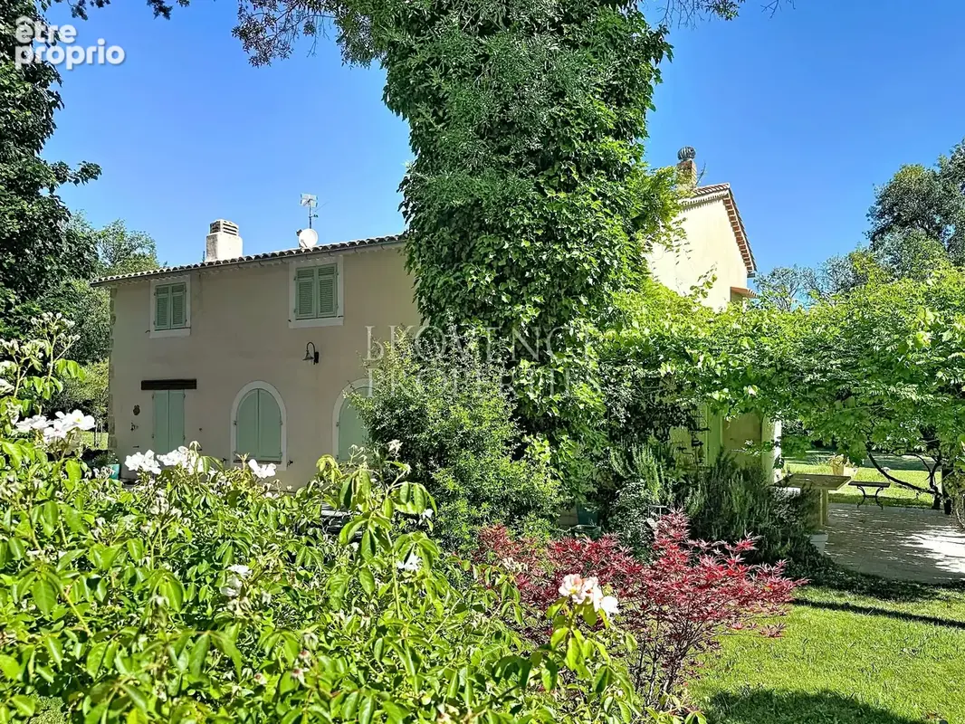 Propriété d'exception avec moulin du 19ème siècle, villa indépendante, 2 piscines sur 1,6 hectare - photo 2