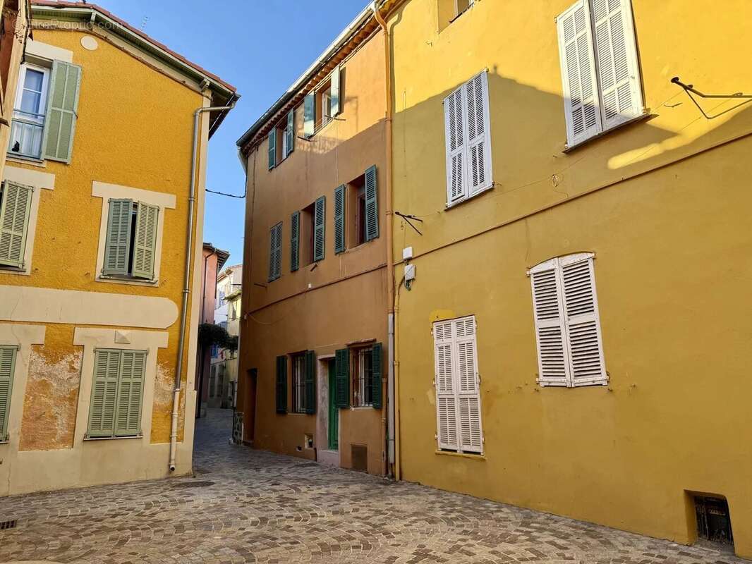 Appartement à SAINT-LAURENT-DU-VAR