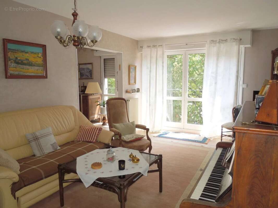 Troyes centre, au 2ème étage avec ascenseur d'une résidence sécurisée, agréable Appartement traversant type IV - photo 2