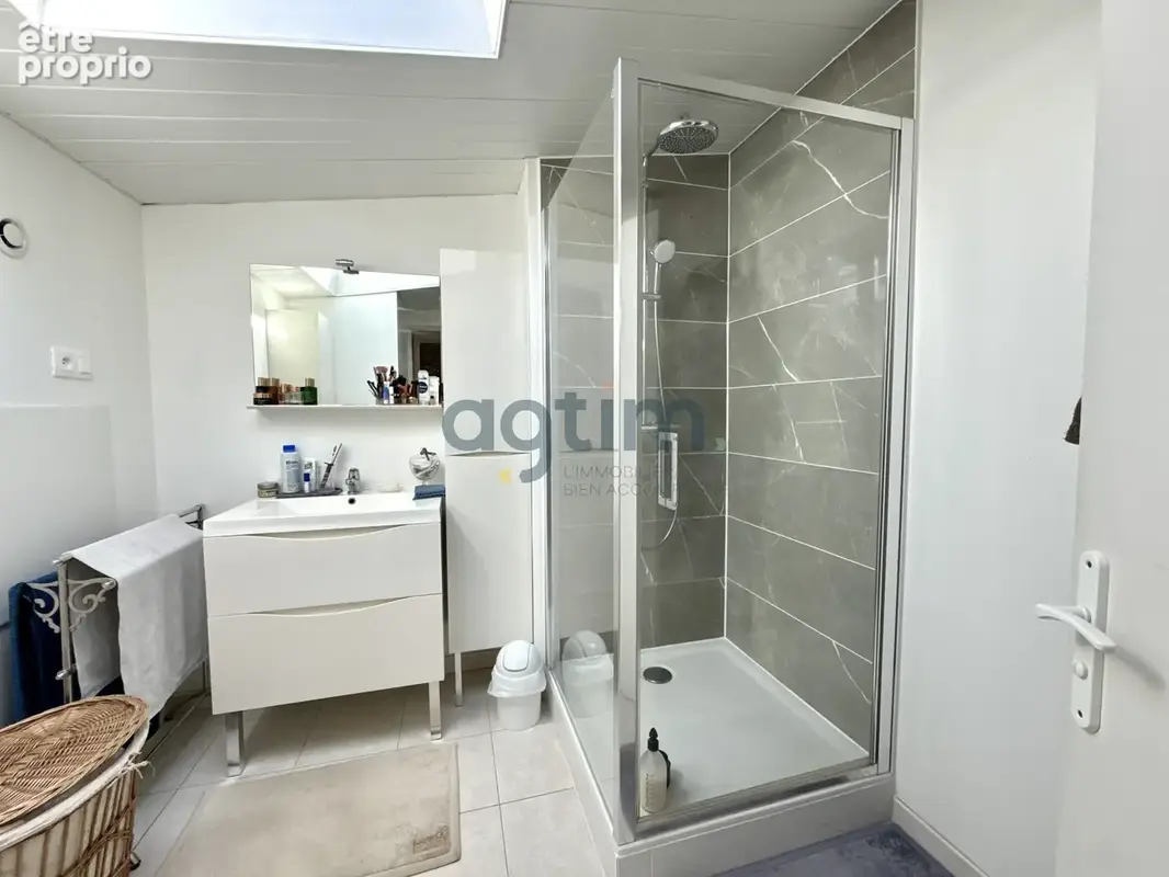 Montaigu, centre-ville, maison en pierre, 69m2 hab, 2 chambres, terrain et dépendances - photo 13