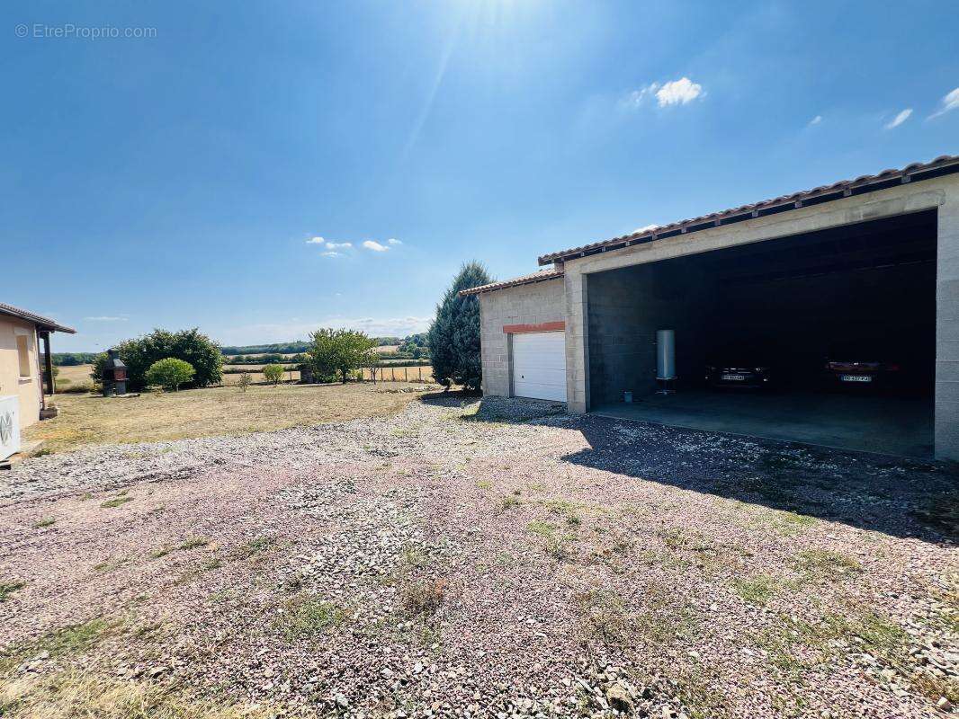 Maison 130 m² à Taponnat-Fleurignac  - photo 8