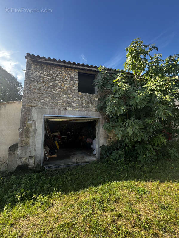 Parking à MIRAMBEAU