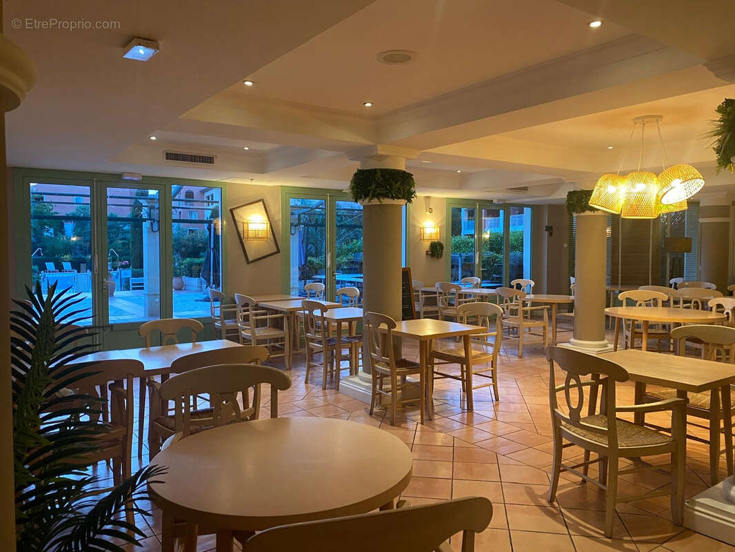 Commerce à ROQUEBRUNE-SUR-ARGENS