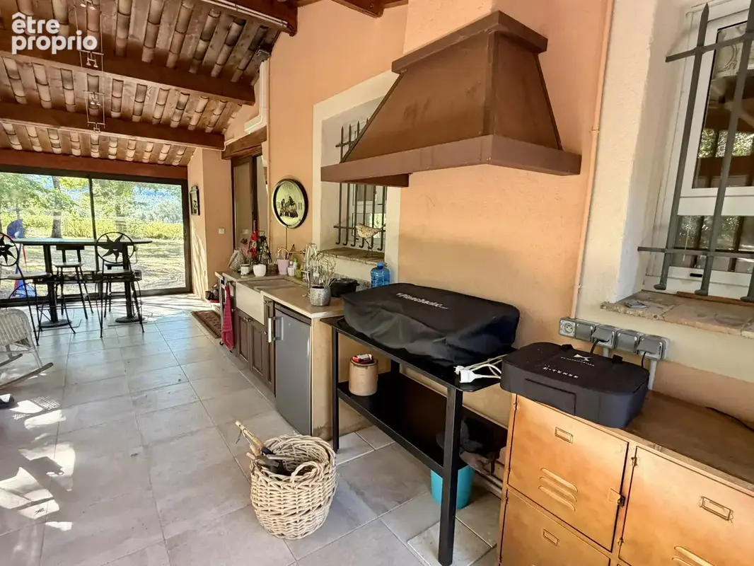 Élégante propriété avec villa principale, mazet en pierres et piscine - photo 37
