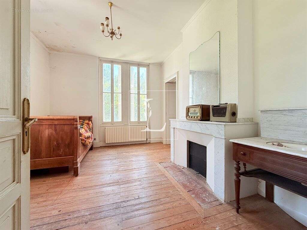 Château au calme à rénover, dépendances et orangerie - photo 13