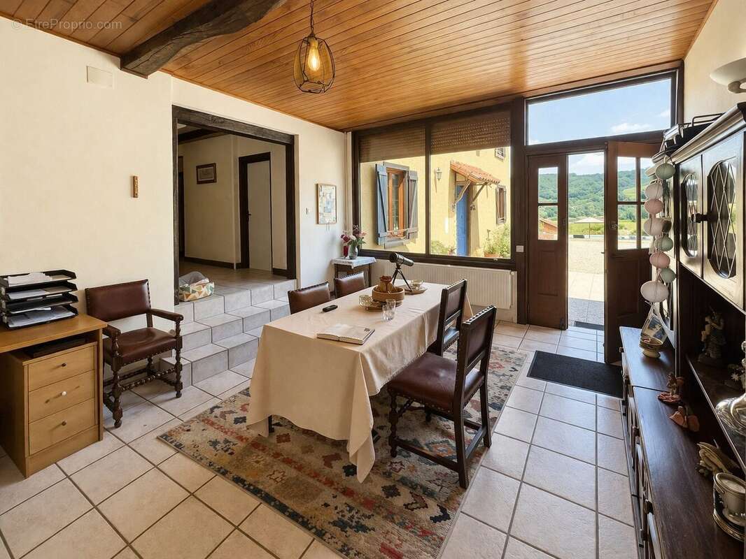 Salle à manger cosy avec vue sur la campagne - Maison à TRIE-SUR-BAISE