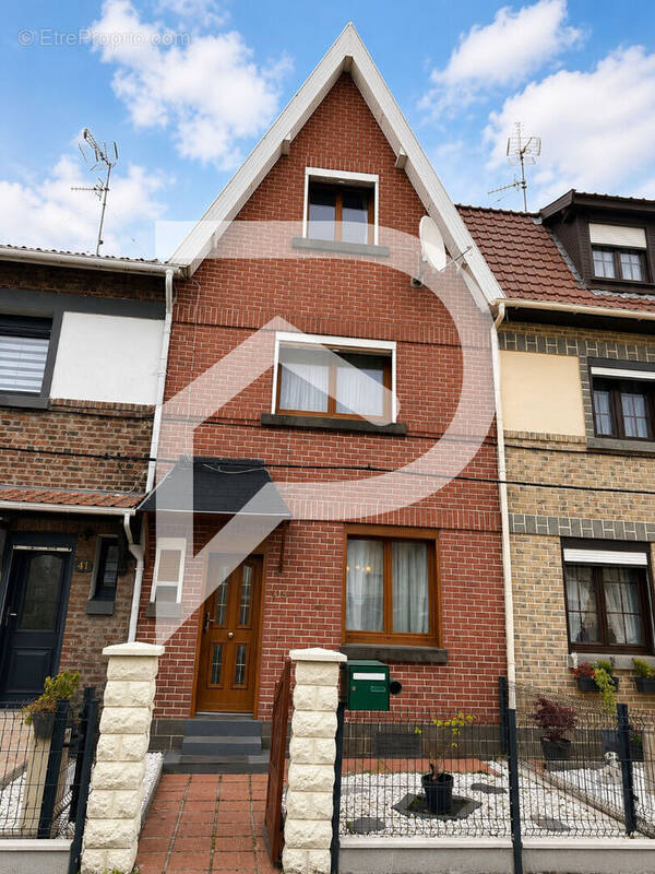 Maison à QUIEVRECHAIN