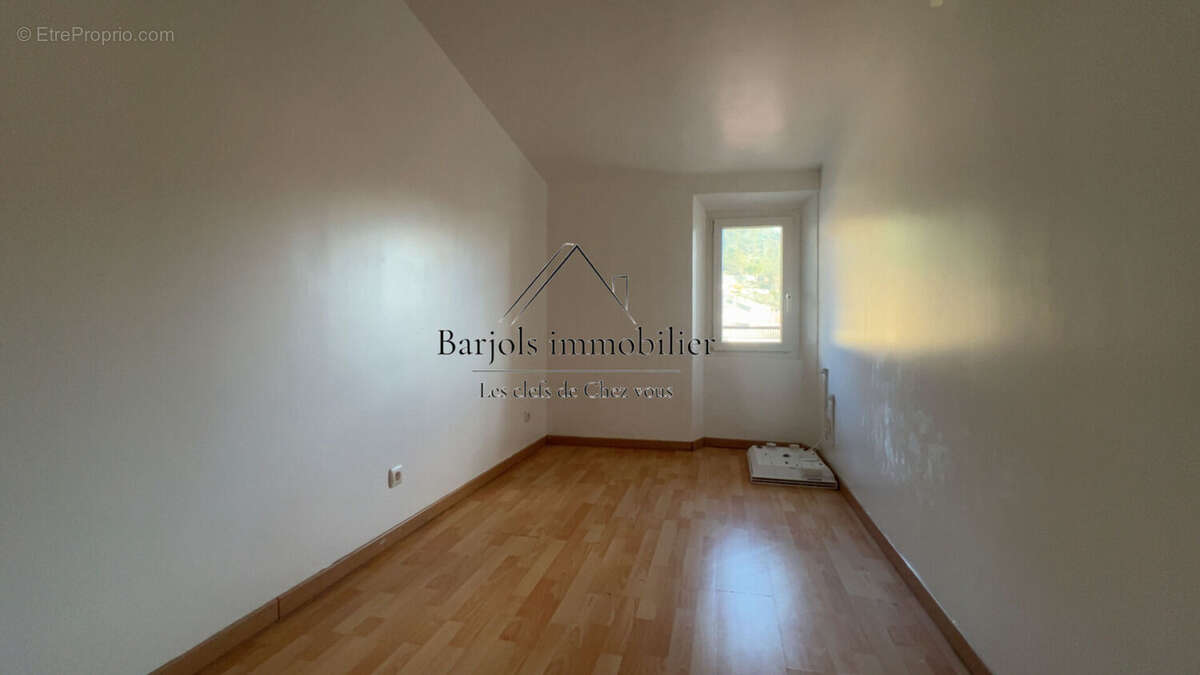 Appartement à VARAGES