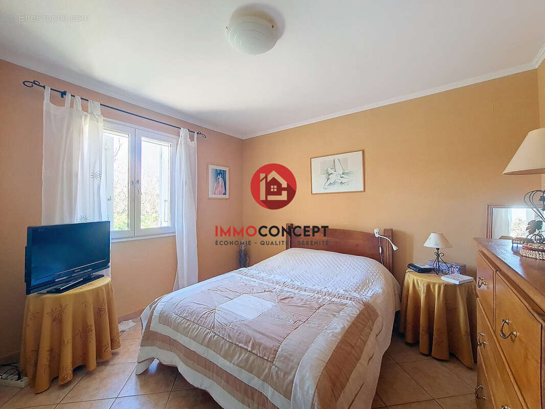 Maison à SAINT-LAURENT-DES-ARBRES