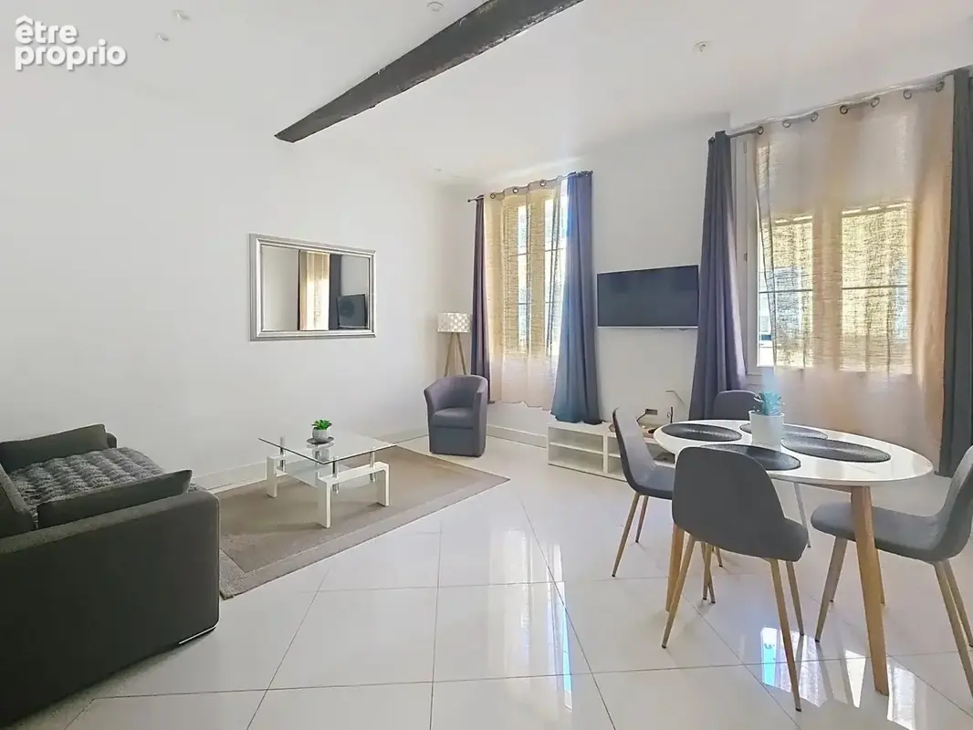 Vieux-Nice – Cours Saleya – 2 pièces de 42 m² entièrement rénové – Fort potentiel locatif - photo 2