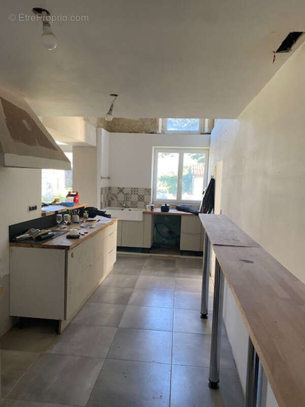 Belle maison en pierres, de 234 m2 habitables, 2 pigeonniers à rénover, hangar et dépendances - photo 4