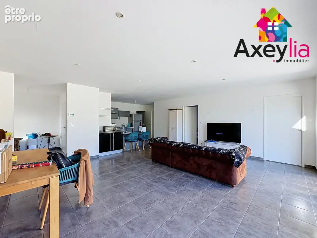 A vendre - riorges - maison de plain-pied pmr avec quatre chambres, garage et terrain - photo 10