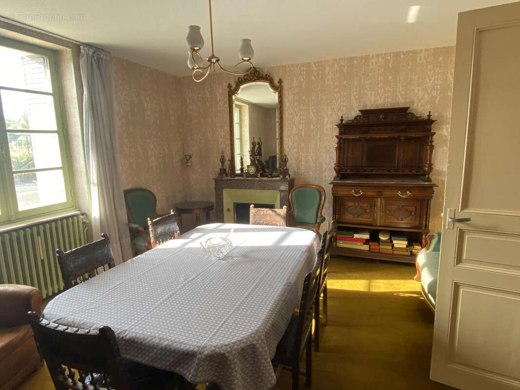 Maison de ville avec dépendances et jardin. Commerces à pied. Affaire rare. - photo 5